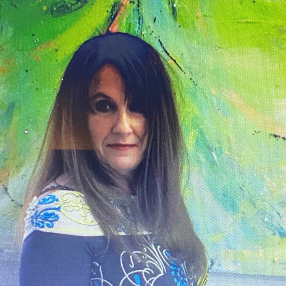 Hi I’m Kathryn! Welcome to my closet. - Picture 1 of 7